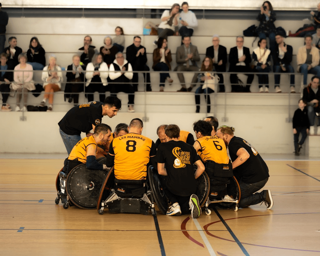 Les Mambas en huddle au gymnase